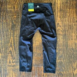 NWT! Women Tek Gear Capri - mid rise - size small - black - pockets